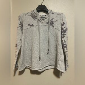 Jolt hooded sweater w/ beautiful detail& raw hem- size s